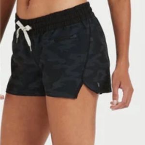 Vuori Clementine 2.0 in Black Watercolor Camo Size XS